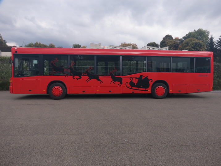 Der rote Bus von der Seite